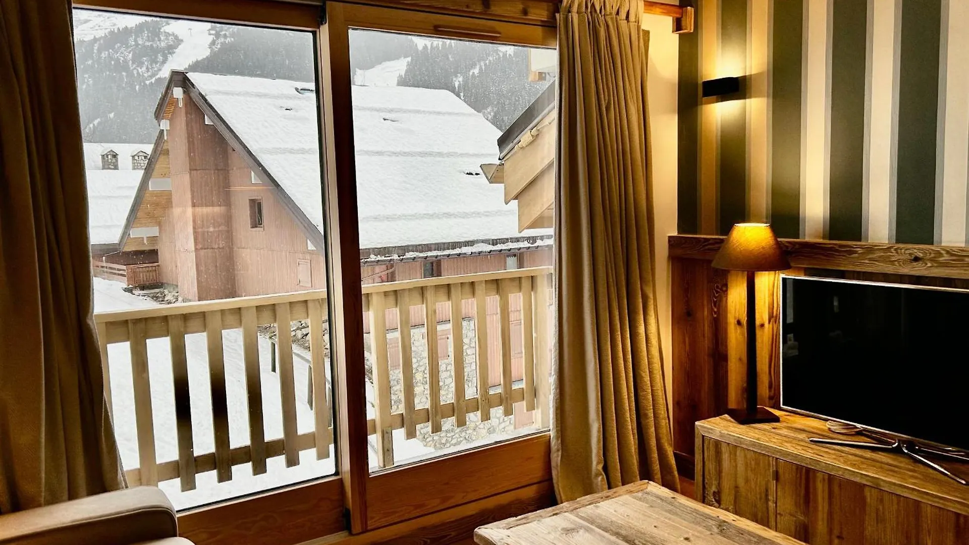 Appartement Meribel Centre Sud, 2 Ch, Balcon, Concierge, Linge Inclus - Fr-1-613-111 Les Allues 0*,  France